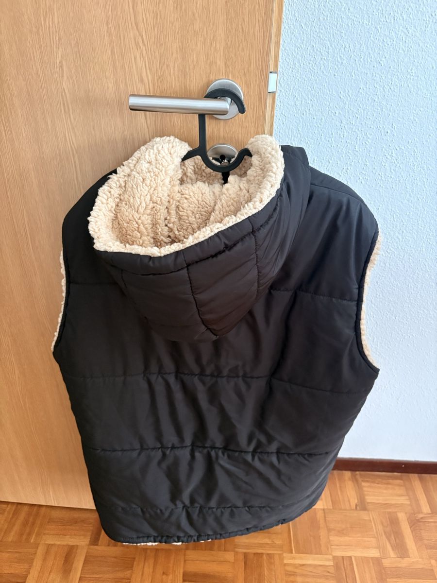 Gilets & Westen: Gilet imbottito con cappuccio – Gebraucht aus Caslano von ali_rf6g 1