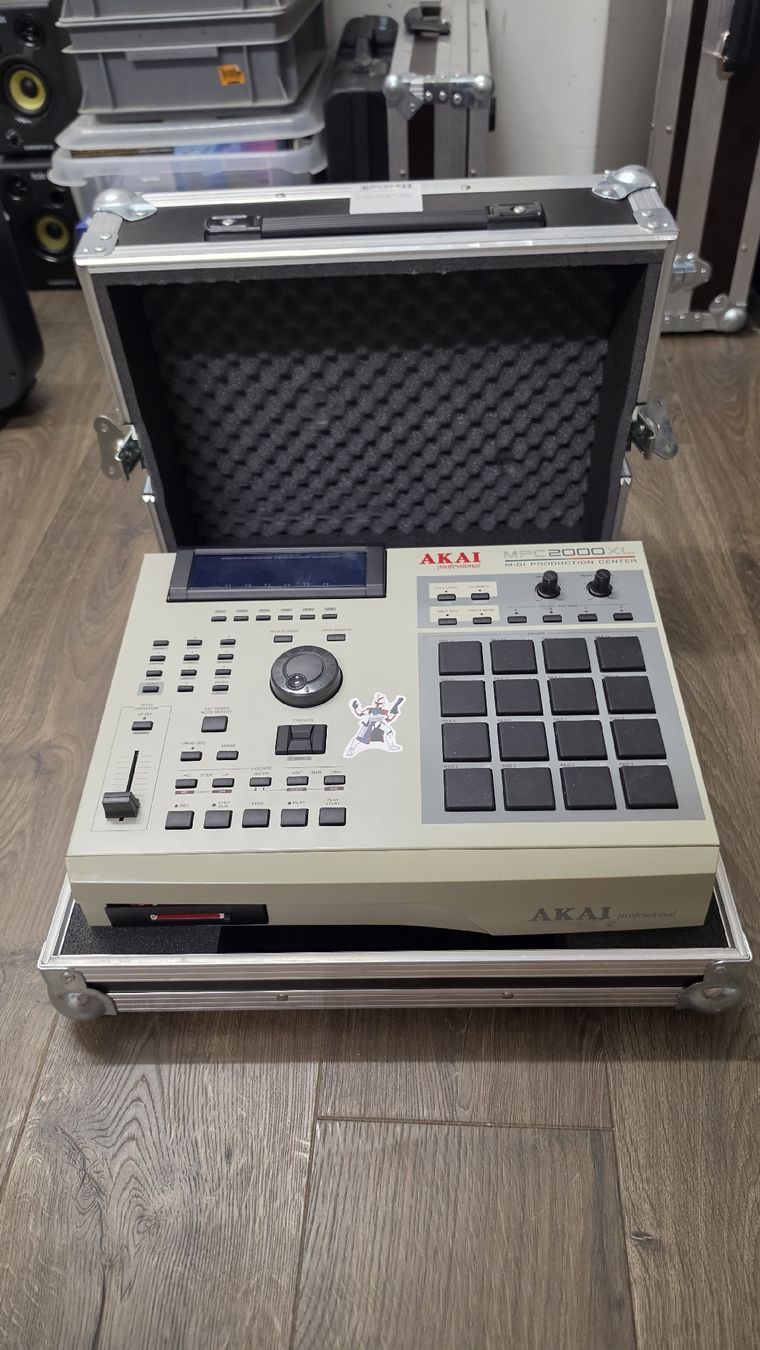 Akai Musikinstrumente: AKAI MPC 2000 XL FULLOPTION INKL. FLIGHTCASE – Gebraucht aus Niederweningen von Captain_Rex94 1
