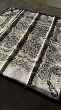 Foulard en soie vintage, motifs cachemire élégants!
