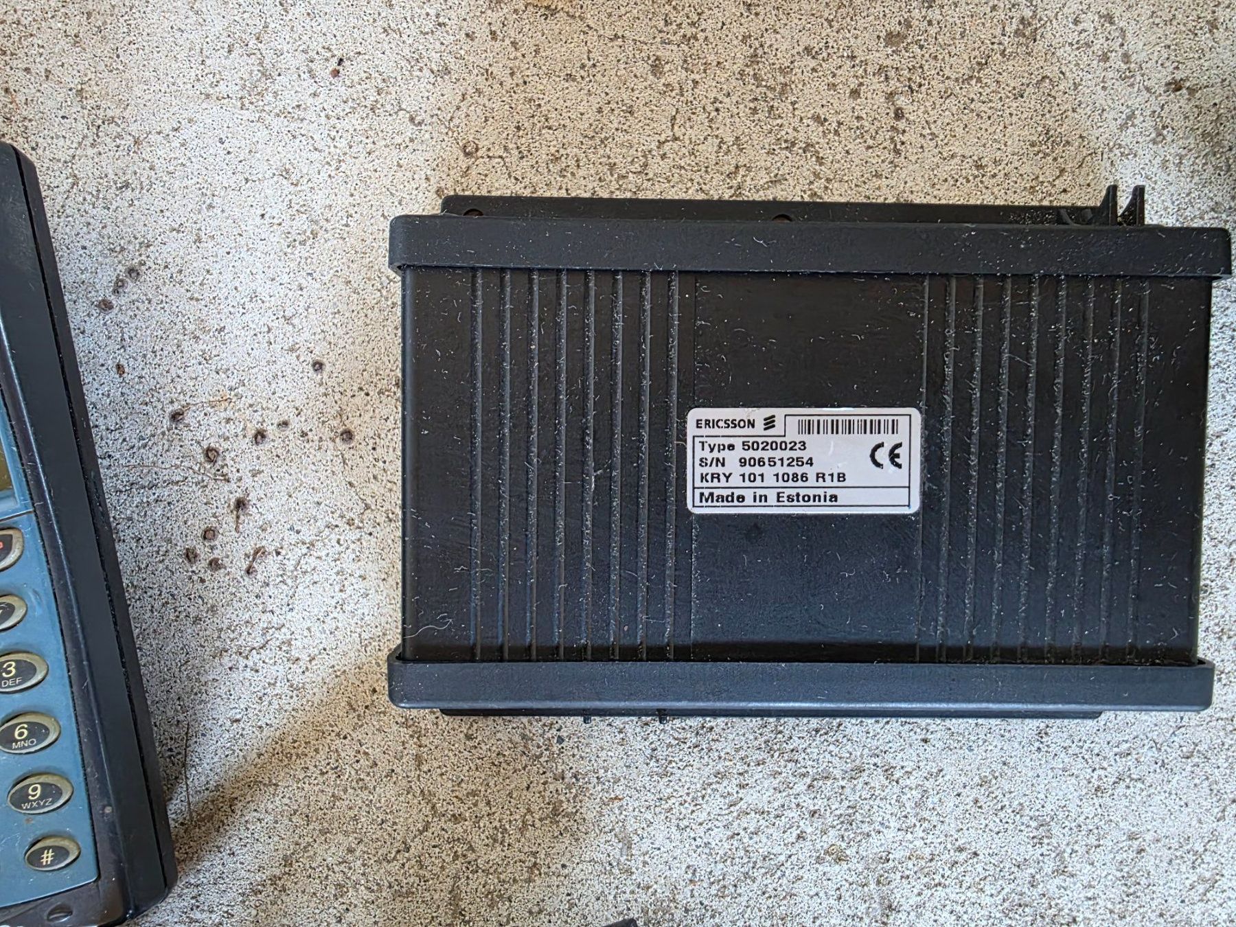 Ericsson Telefoni cellulari / Smartphones: Vintage Ericsson A1018s mit Auto Einbau Satz – Usato da Walterswil BE venduto da Lonitti 3