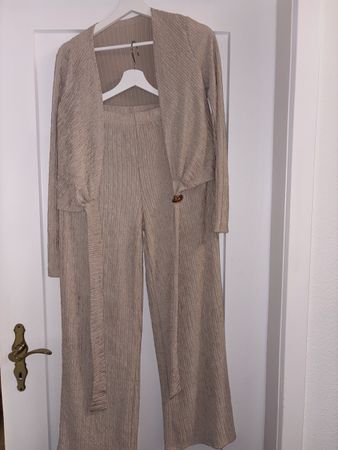 Trendiger Hosenanzug in Beige - perfekt für den Herbst!