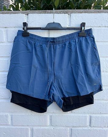 Blaue Laufshorts