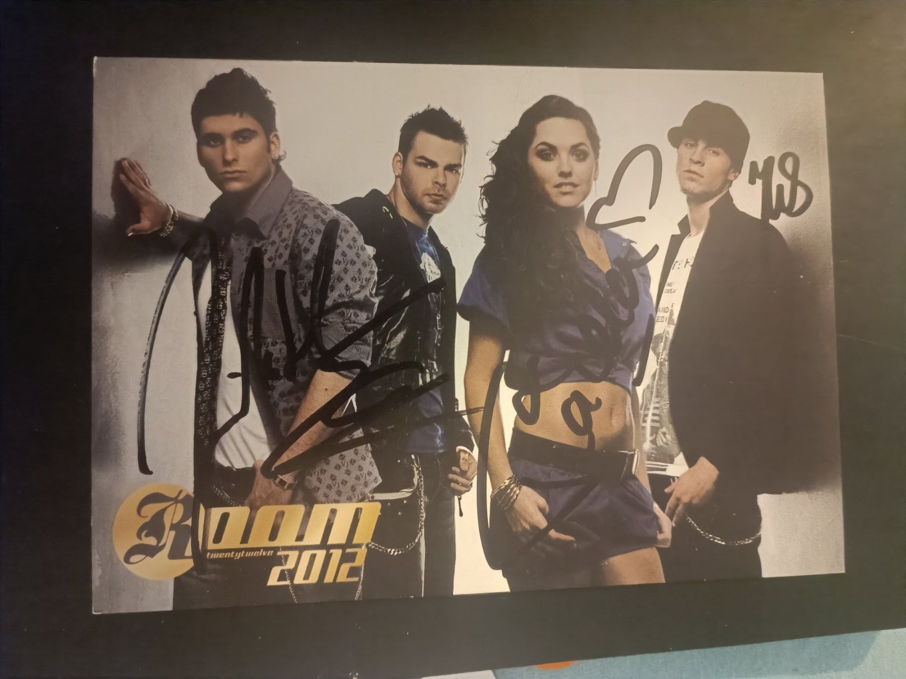 Autografi: Room2012 - handsignierte Autogrammkarte – Usato da Menziken venduto da Artographs