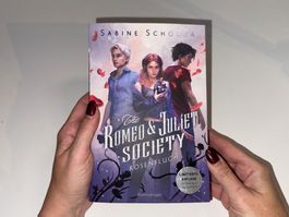 ROMAN: Sabine Schoder, Romeo & Juliet Society, Rosenfluch