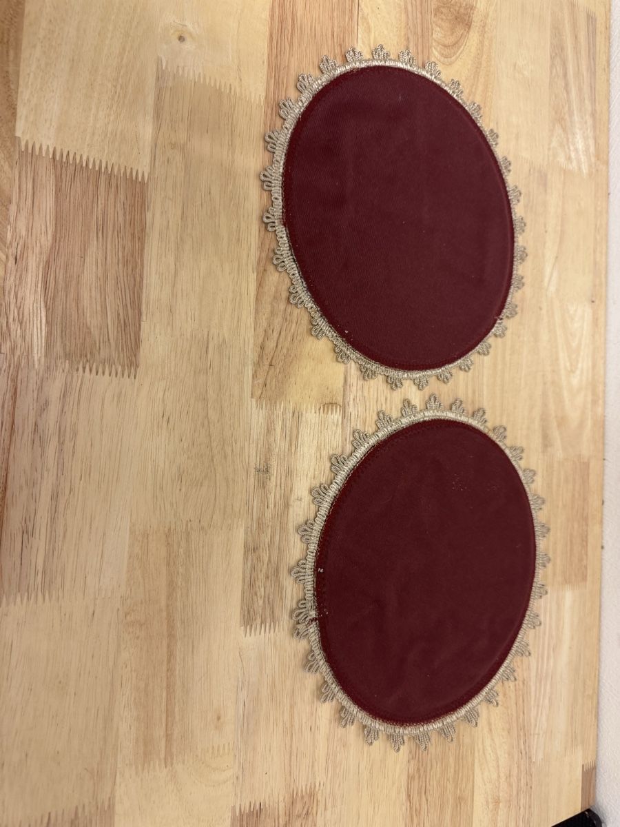 Set di tavolo e panche: 2 Tischsets rund mit Blumenmuster und Spitze  – Usato da Birsfelden venduto da inf_l2yy 2