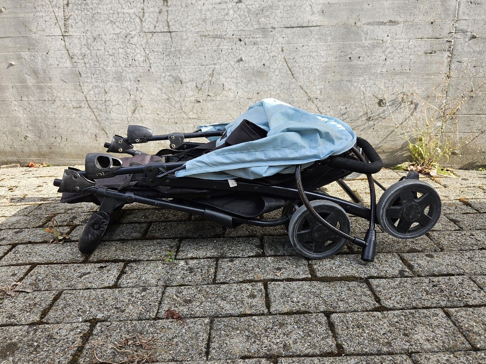 Carrozzine: Passeggino leggero blu e nero usato – Usato da Pfäffikon SZ venduto da codim123 1