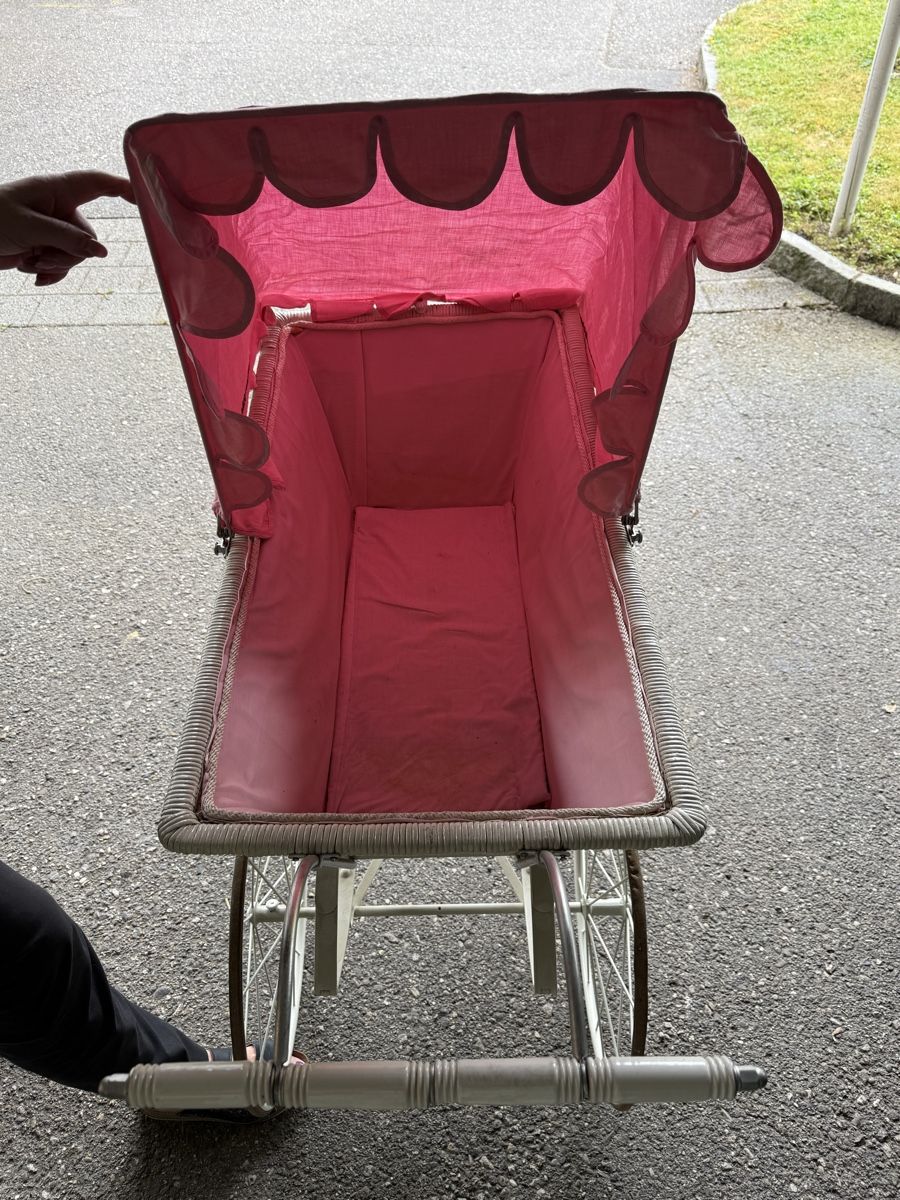 Carrozzine: Antiker Kinderwagen aus Korb mit Rädern – Usato da Niederhasli venduto da R__A