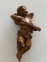 Alte Engelsfigur Putto mit Laute goldfarben zum Aufhängen