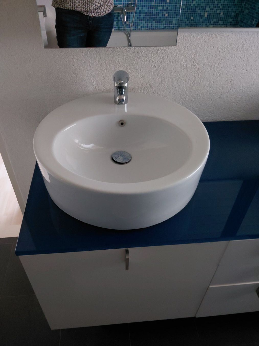 Installations & Meubles: Doppelwaschtisch weiss mit blauer Platte gebraucht – D'occasion à Feldbach par Marcohegi 2