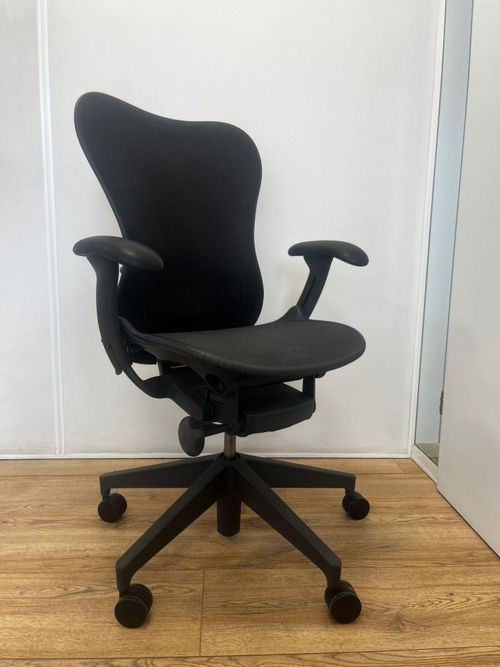 Herman Miller Chaises: Herman Miller Mirra 2 Graphite Butterfly – D'occasion à Purmerend par Offeco 1