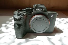 Sony alpha 7 IV mit Objektiv