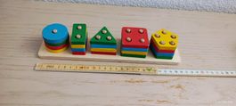Stapelspielzeug aus Holz mit geometrischen Formen