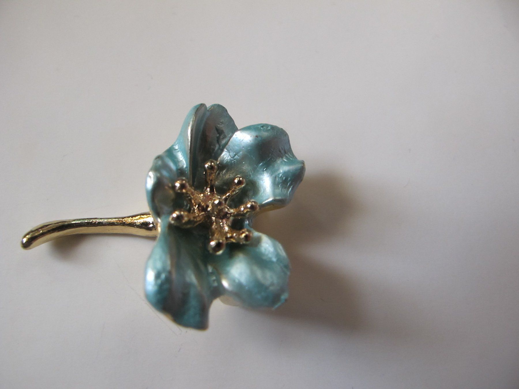 Broches & Aiguilles: Hübsche Brosche Blume türkis goldfarben – Neuf (Voir description) à Löhningen par Chimae67