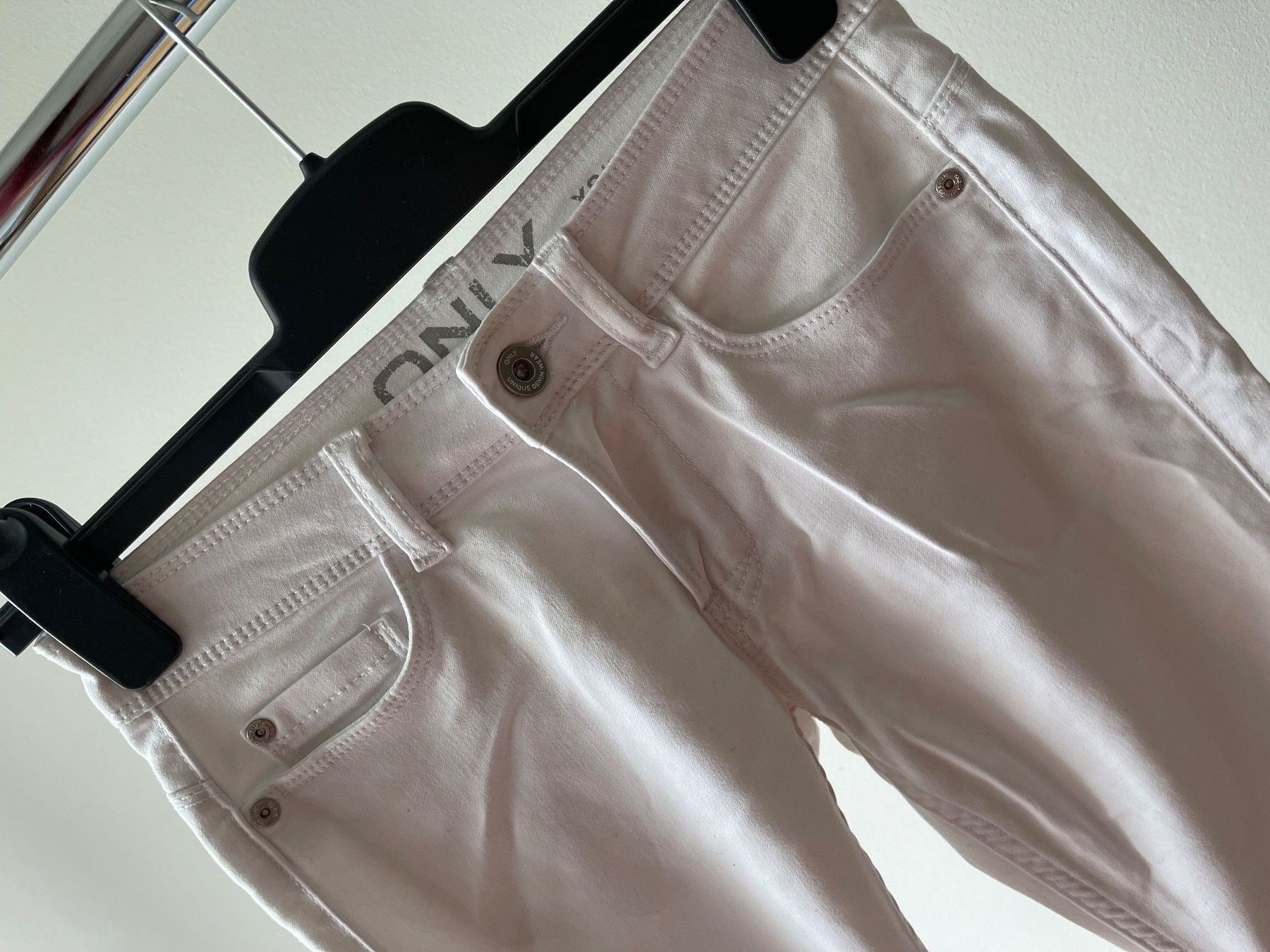 Only Hosen: Weisse Hose von Only Gr. XS – Gebraucht aus Schönenwerd von d.chiara 1