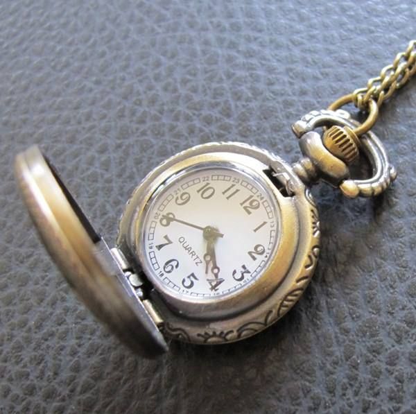 Orologi: Umhängeuhr Relief / Ornament mit Kette – Nuovo (secondo la descrizione) da Schwanden GL venduto da UHRKNALL 1