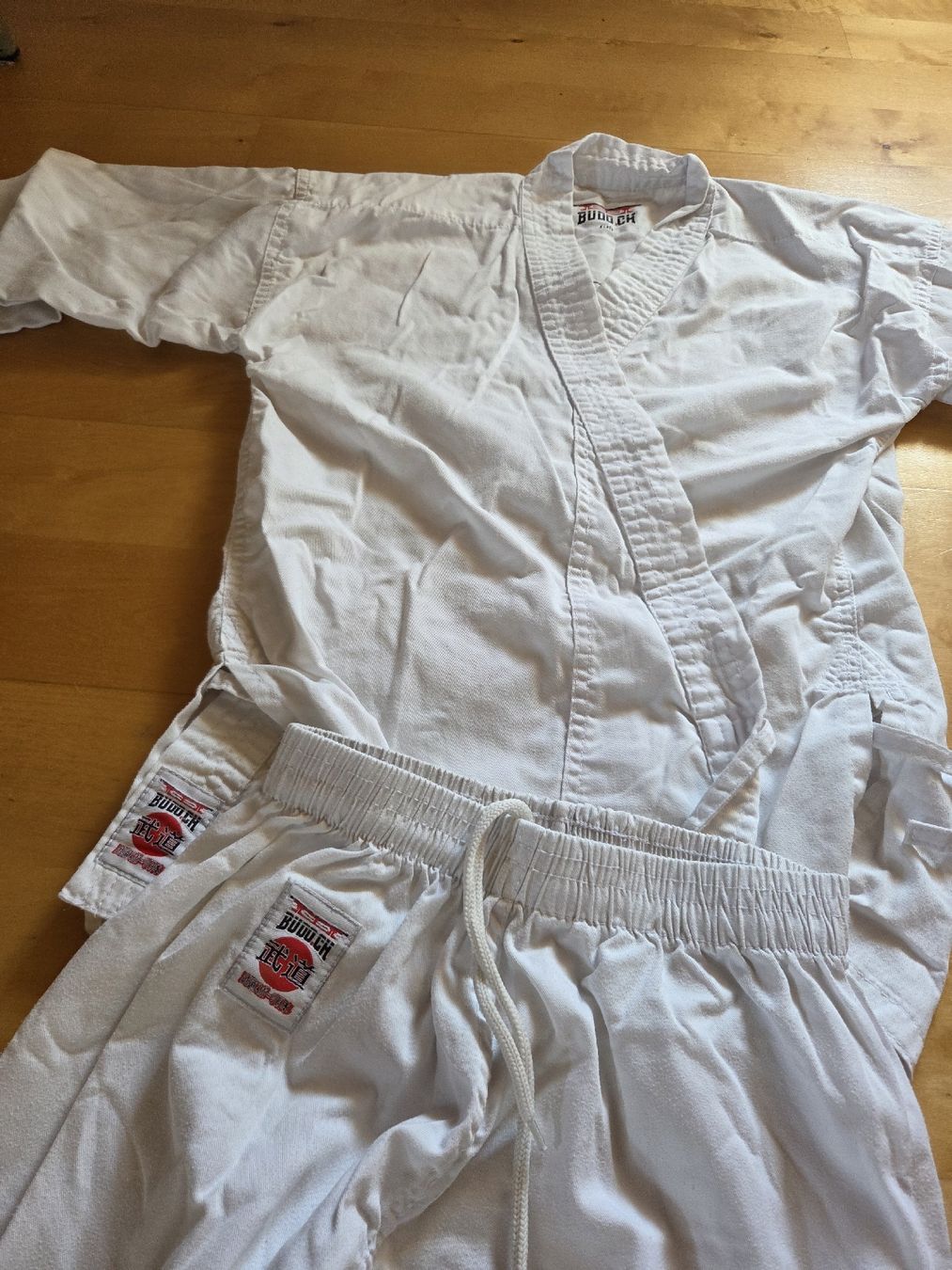 Completi: Karate Gi, Gr. 150 + Schutzausrüstung – Usato da Rüschlikon venduto da rene977 1