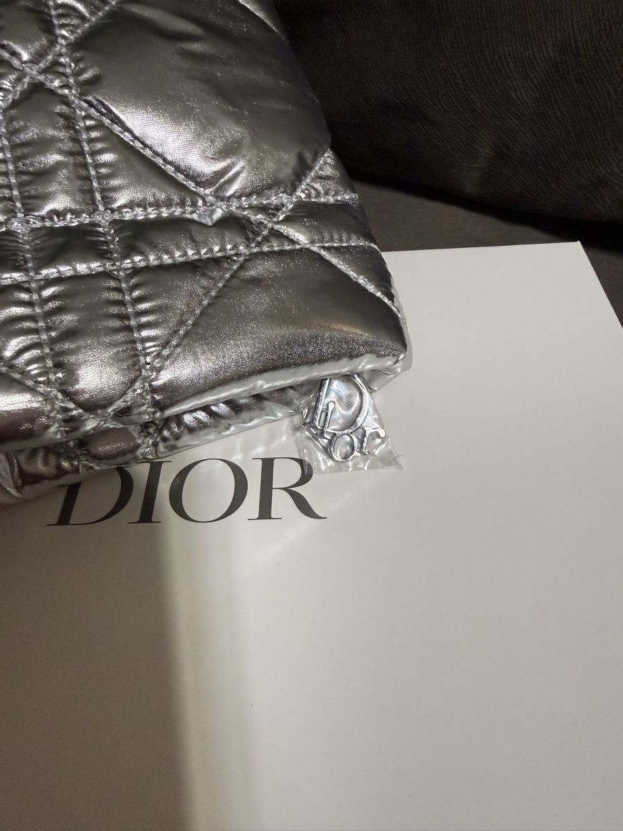 Dior Borse: Dior Silver Quilted Cannage Pouch – Nuovo e nell'imballaggio originale da Luzern venduto da sas_r89l 1