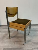 Stapelstuhl mit brauner Sitzfläche