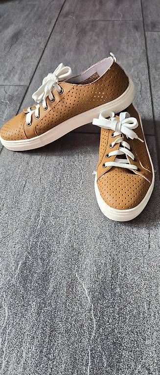 Chaussures femmes: Schöne Sneaker Beige in Grösse 38 – D'occasion à Dietikon par Agiraffe 1
