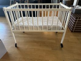 Babybett weiss auf Rollen guter gebrauchter Zustand