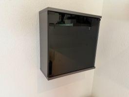 Wandschrank grau mit Glastür und Einlegeböden