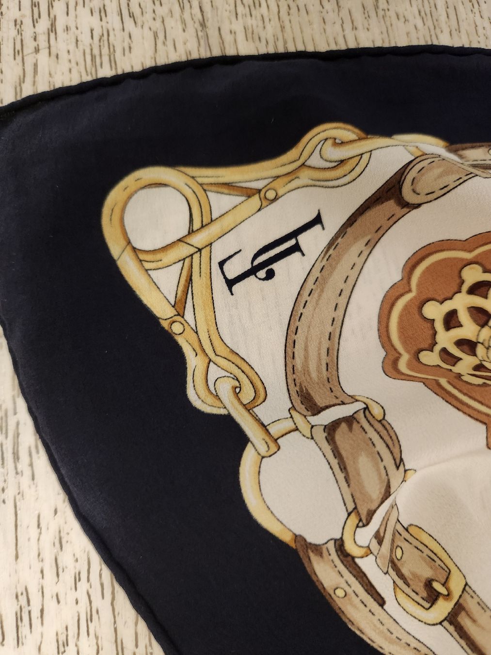 Foulard & Sciarpe: Foulard en soie imprimé marron – Usato da Niedergösgen venduto da Eva2410 2
