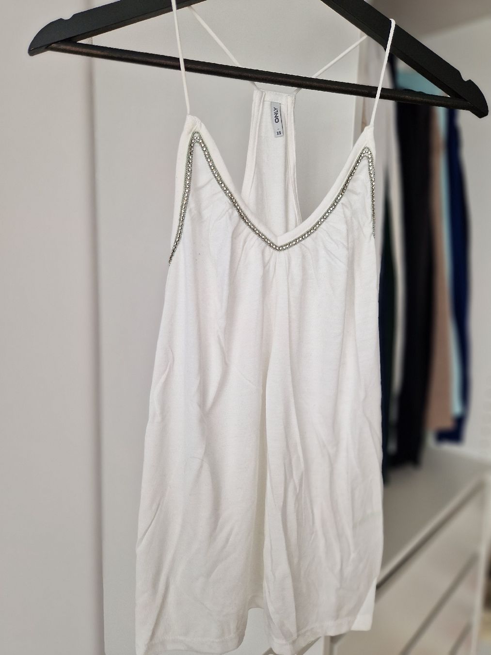 Only Top: Only Top mit Glitzersteinen in weiss, XS – Usato da Wittenbach venduto da jo_bi93