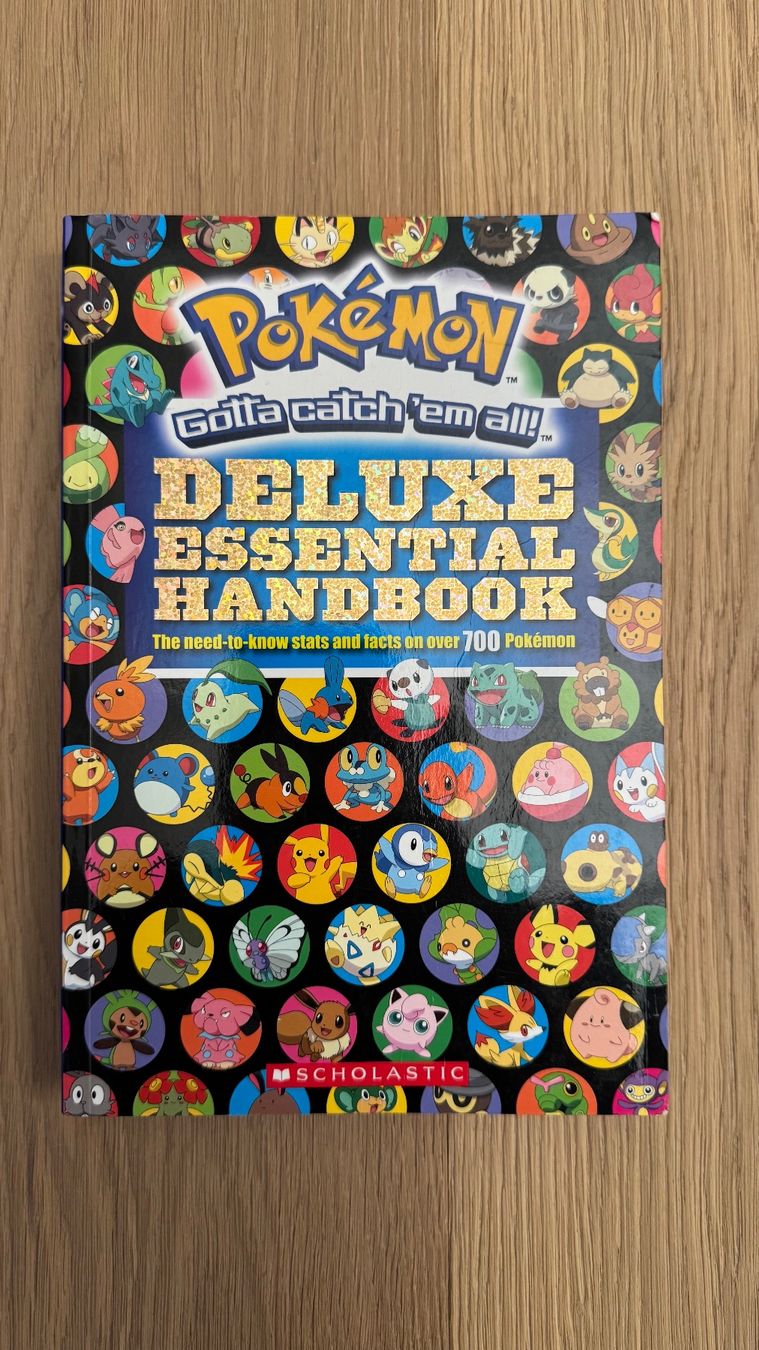 Libri: Pokémon Deluxe Essential Handbook – Usato da Wollerau venduto da Gelemi