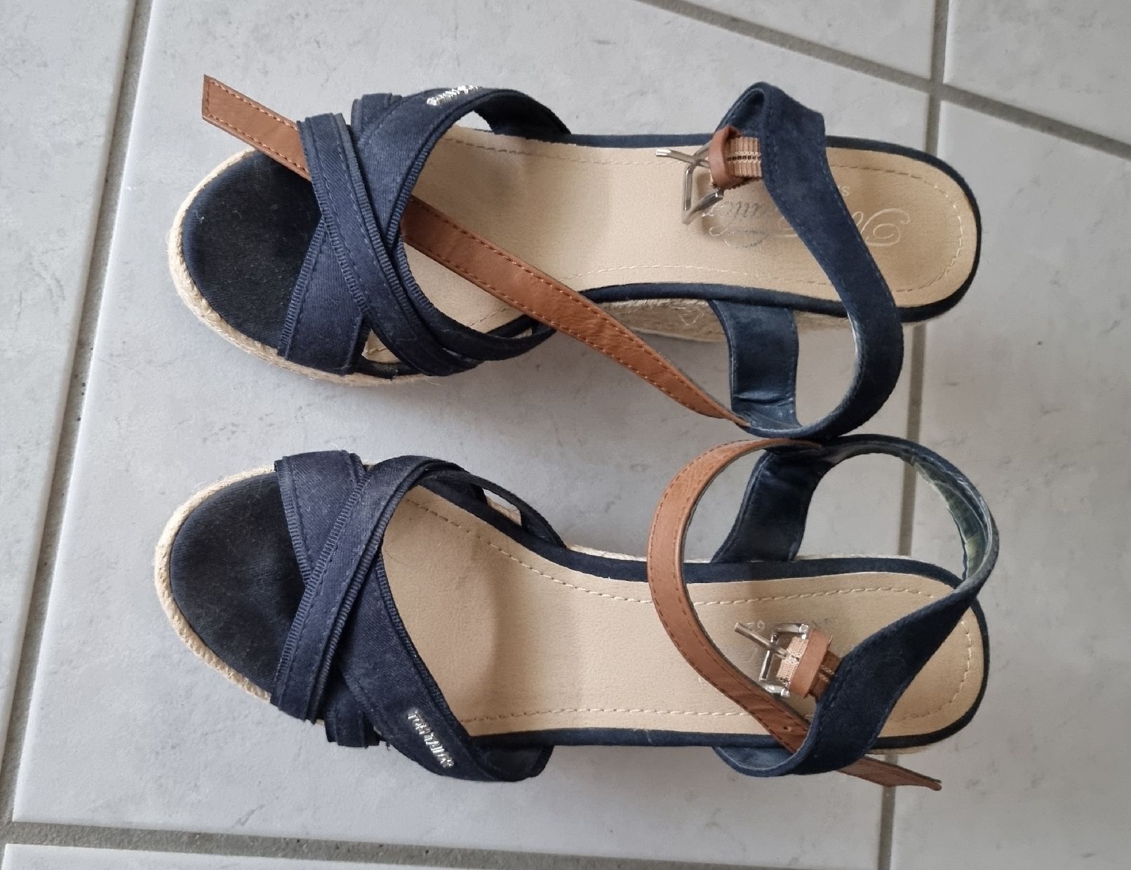 Tommy Hilfiger Scarpe da donna: Platteausandalette Tommy Hilfiger – Usato da Riggisberg venduto da and_w5yl 1
