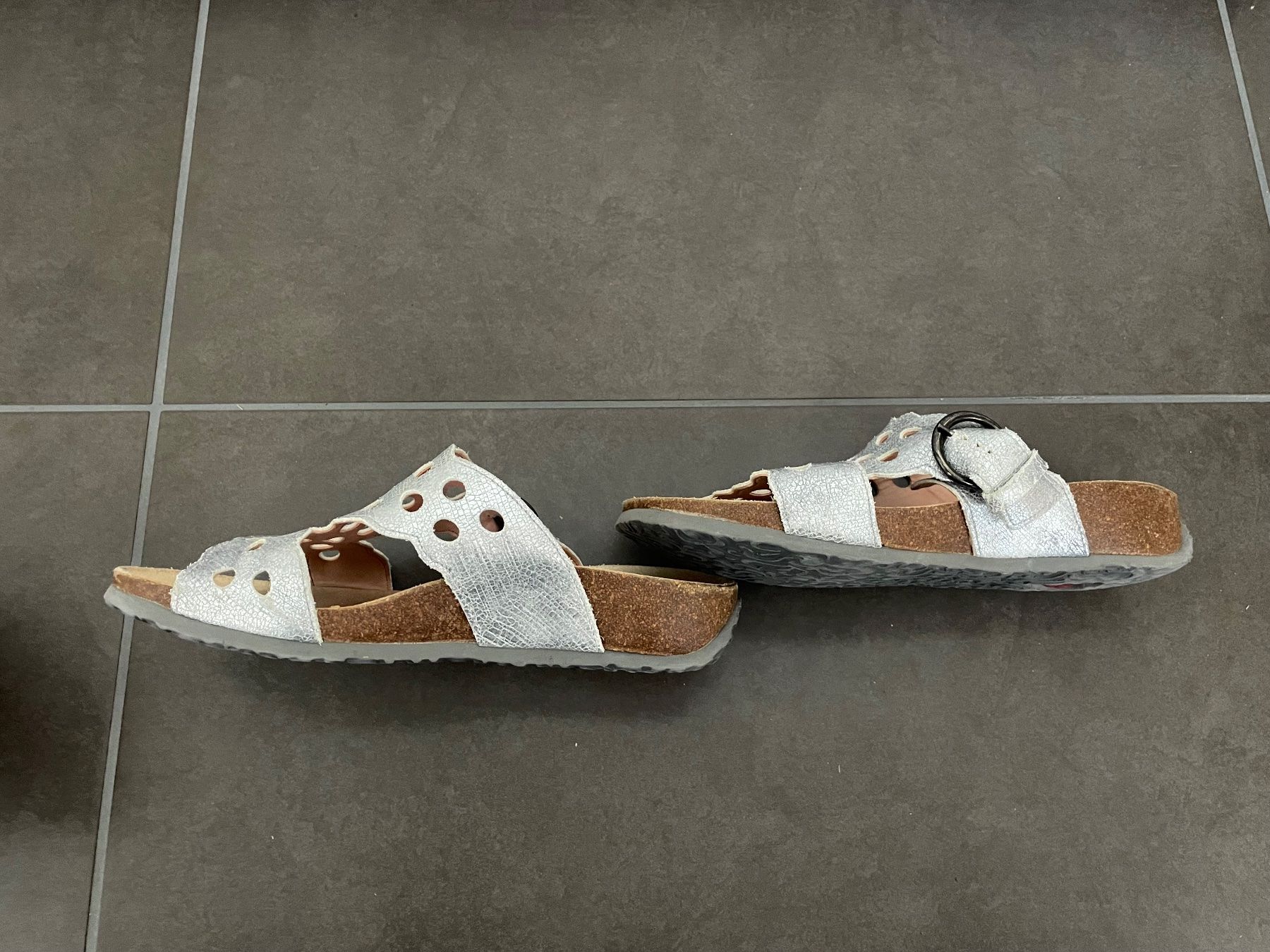 Asics Scarpe da uomo: Hausschuh oder Sandale der Marke THINK! – Usato da Bourguillon venduto da gartenwohnen 2