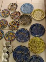 Buntes Geschirr-Set: Teller, Tassen, - Top Zustand