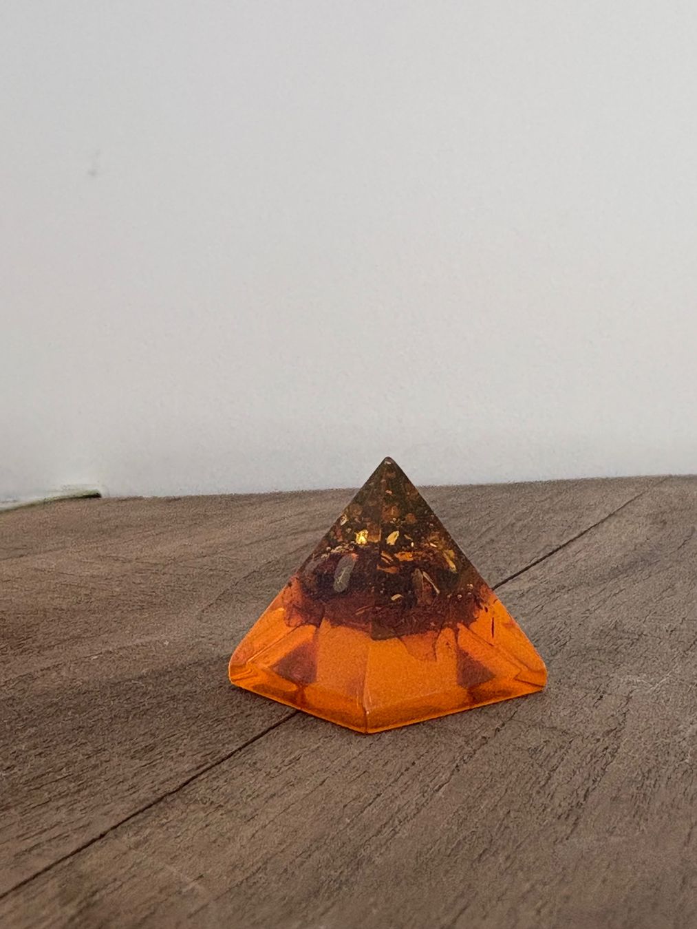 Minerali & Pietre curative: Pyramide d'orgonite avec ambre naturel – Usato da Lausanne venduto da opi_92cn 4