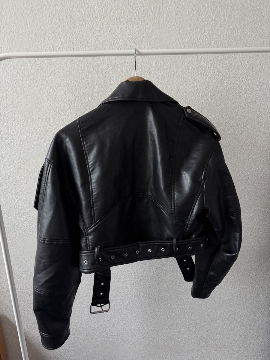 Zara Vestes: Zara crop leather jacket  – D'occasion à Genève par che_v9mq 2