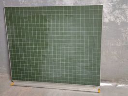 Wandtafel ca. 120x106 cm, kariert, mit Ablageschiene