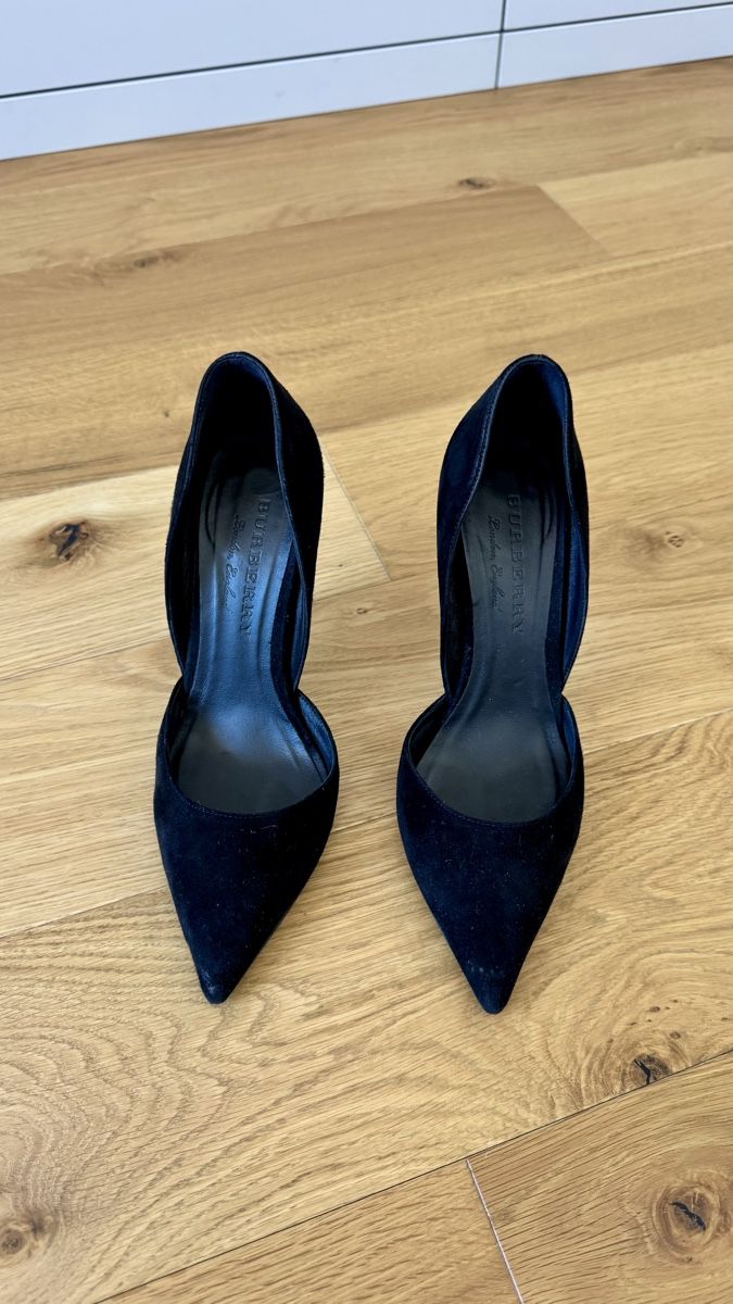 Burberry Scarpe da donna: Burberry Black Suede Heels - Pointed Toe - Size 38 – Usato da Dübendorf venduto da Pink.Blue 1