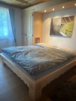 Massivholzbett im traditionellen Bündner Stil 180×200