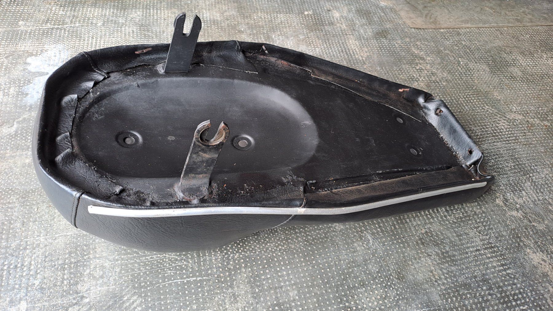 Moto Morini Tutti i ricambio per moto: selle cafe racer – Usato da La Chaux-de-Fonds venduto da modivany 2