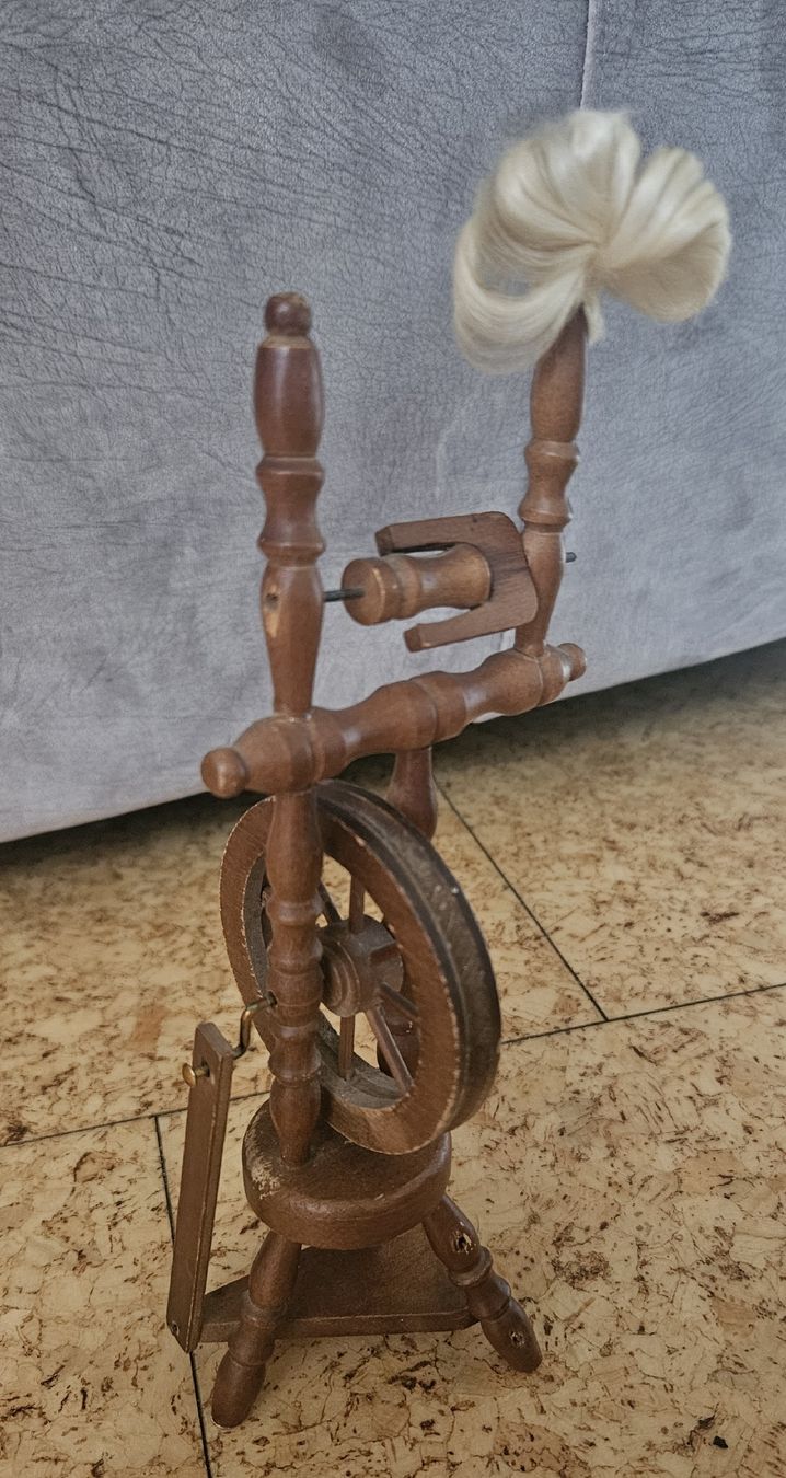 Ruote per filare: Dekoratives Miniatur-Spinnrad aus Holz – Usato da Würenlingen venduto da grizzlyne1