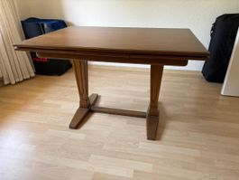 Tisch mit drei Stühlen aus Holz, Nussbaum