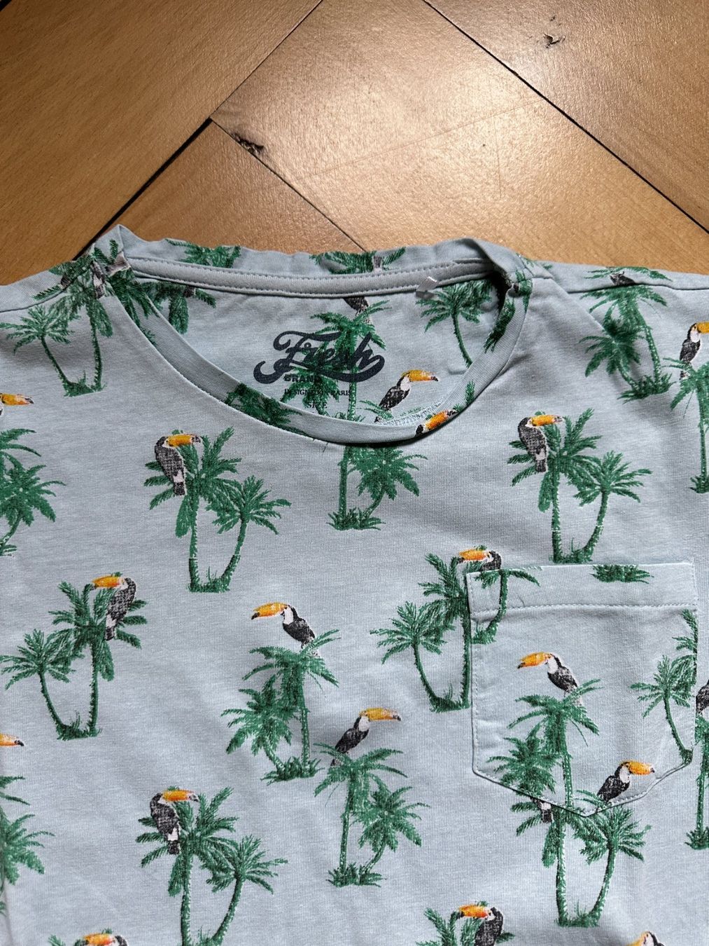 T-shirt: FRESH - T-Shirt hellblau mit Palmen S – Usato da Zürich venduto da Diazaio 1