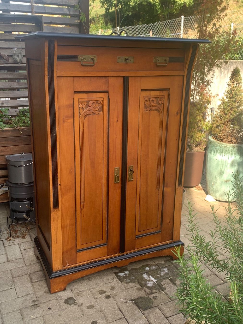 Armoires: Holzschrank antik – D'occasion à Lätti par Cashmere07