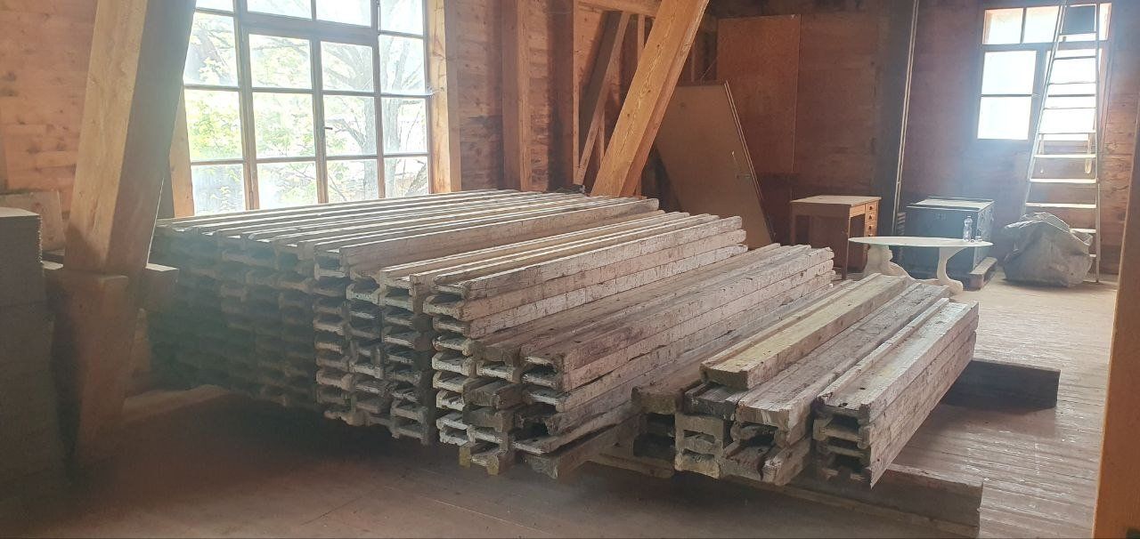 Doka Balken: 128 Poutres Doka en bois – Gebraucht aus St-Imier von Karpathovitch