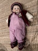 Porzellanpuppe Kind mit Strickkleidung gebrauchter Zustand