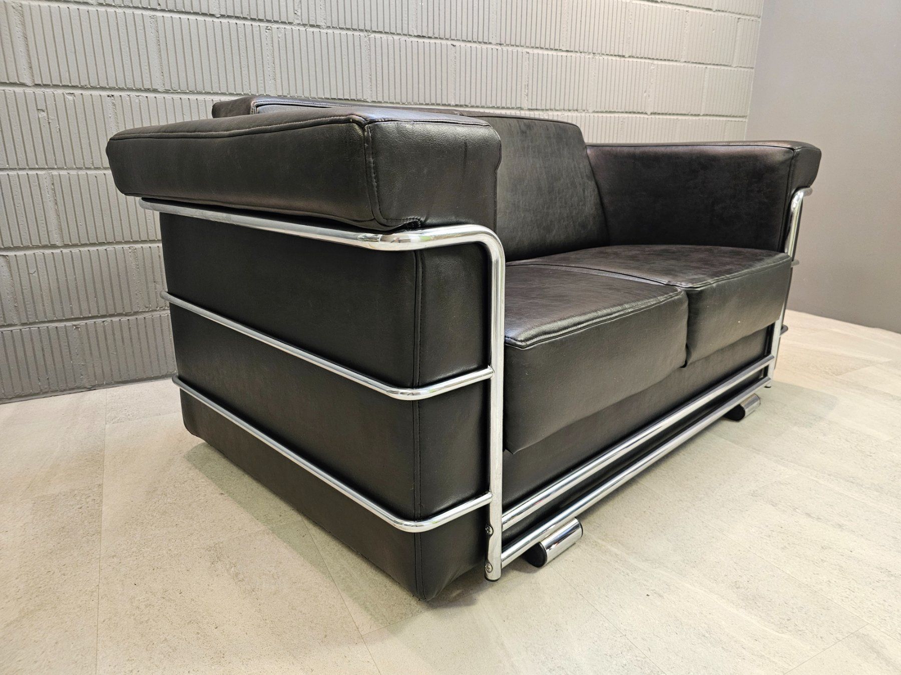 Sofas: Le Corbusier Replika Sofa Bauhaus Couch Schwarz Chrom – Gebraucht aus Nottwil von