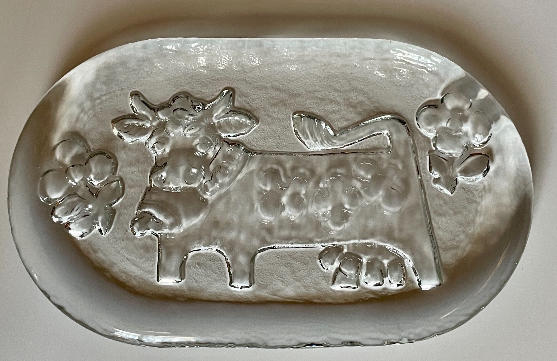 Piatti di portata: Hergiswil Glas Butterplatte mit Kuh – Nuovo (secondo la descrizione) da Bern venduto da Chraebu2