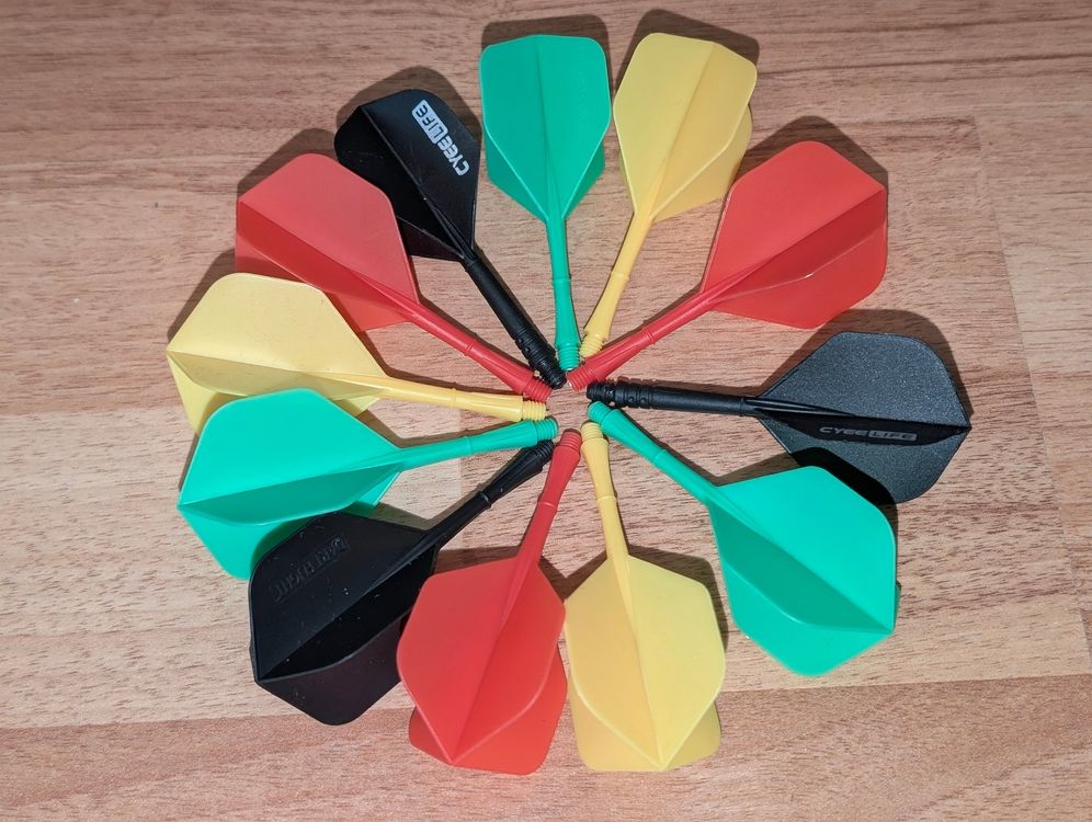 24 Dart Flights - Set 2BA - verschiedene Farben (Gebraucht) in Adetswil