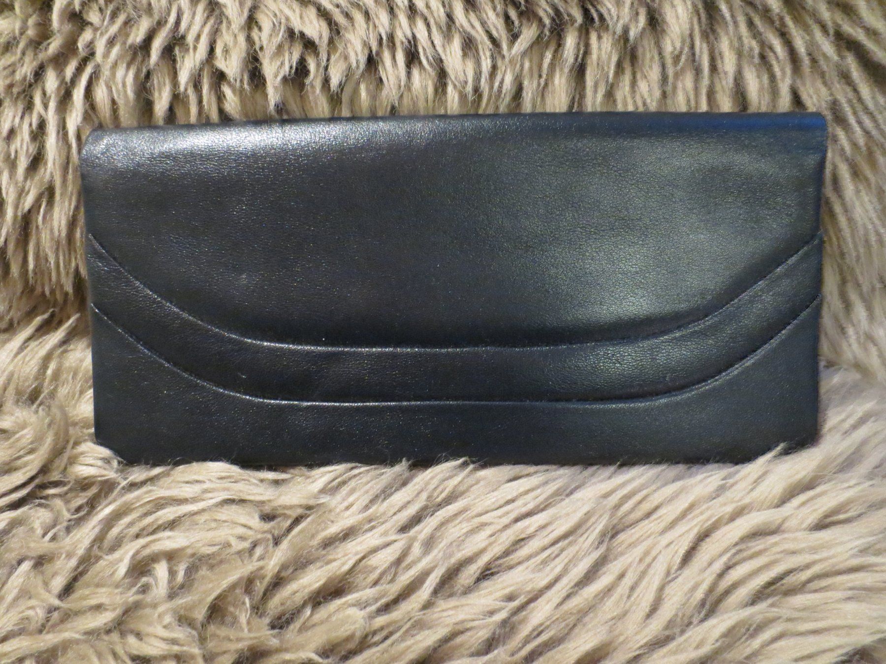 Taschen für Damen: Kleine Abendtasche Clutch Leder schwarz – Gebraucht aus Männedorf von Livingston