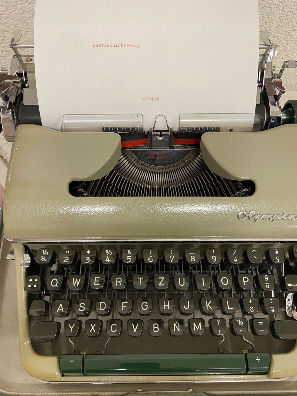 Macchine da scrivere: OLYMPIA DE LUXE SCHREIBMASCHINE – Usato da Dietikon venduto da brocki-eyra 2