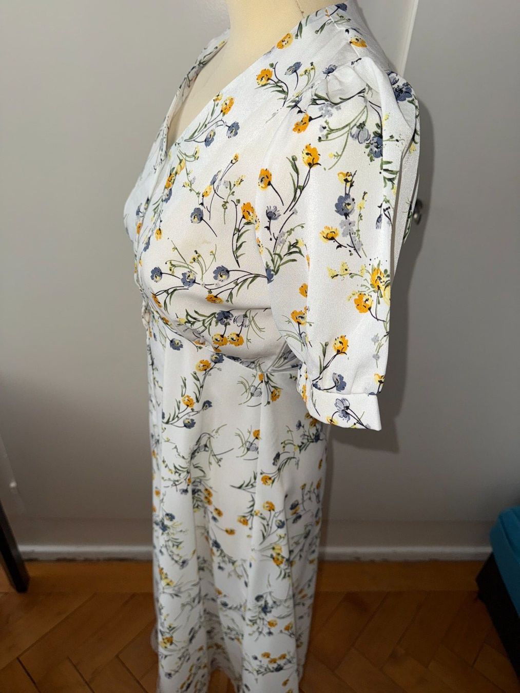 Kleider: Robe d'été fleurie blanche – Neu (gemäss Beschreibung) aus Le Locle von tchanatakoua 6