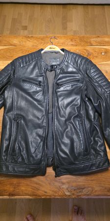 Mustang Lederjacke schwarz Grösse M, jedoch Schnitt wie L